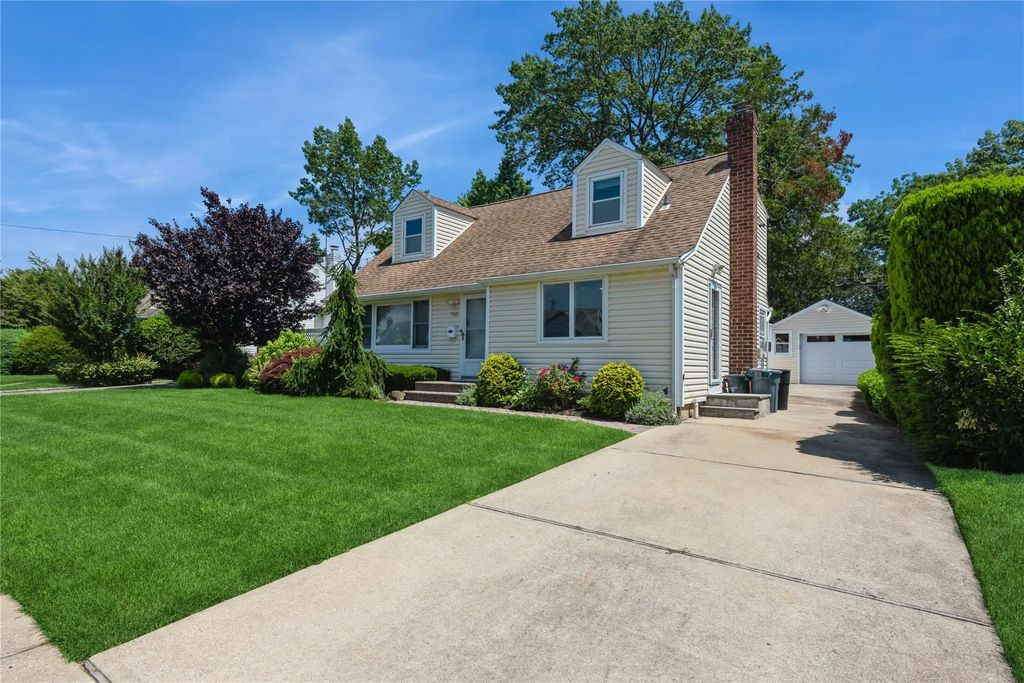 755 Durham Road, East Meadow