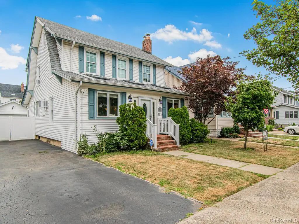 33 Huntington Avenue, Lynbrook