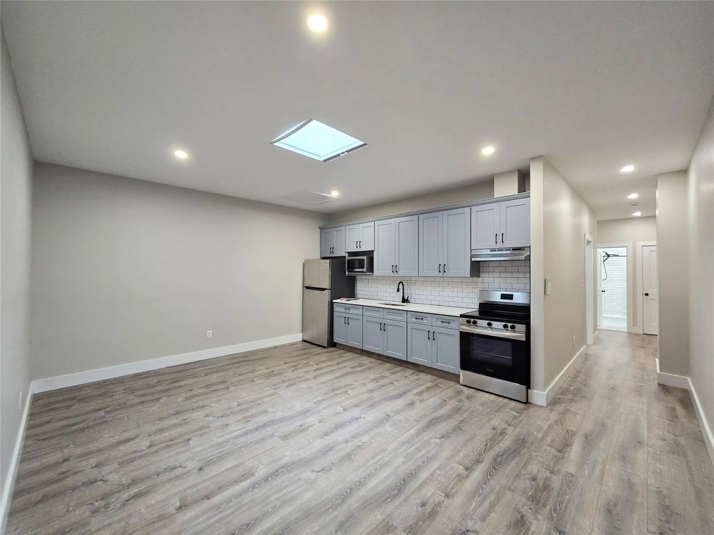 145 Jericho D, Mineola