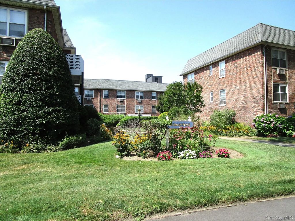 20 Daley Place 225, Lynbrook