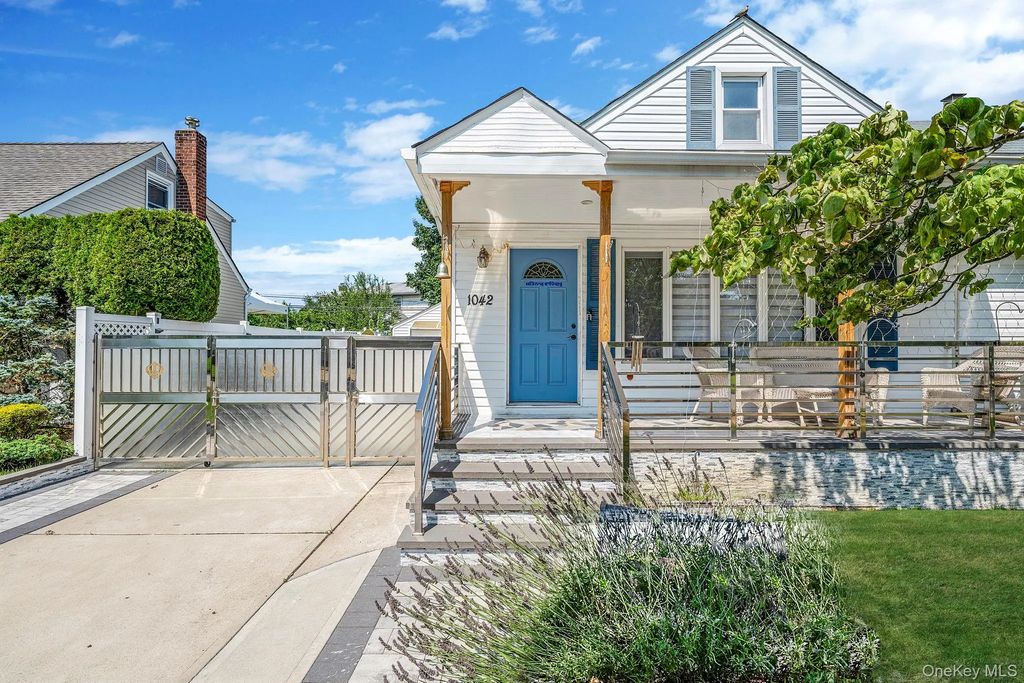 1042 Jerome Road, Franklin Square