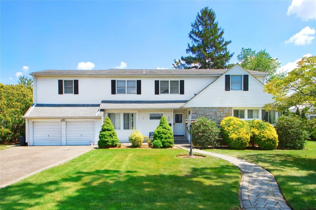 143 Tanners Pond Road, Garden City
