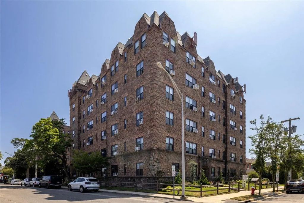 141 Wyckoff Place # 2e, Woodmere