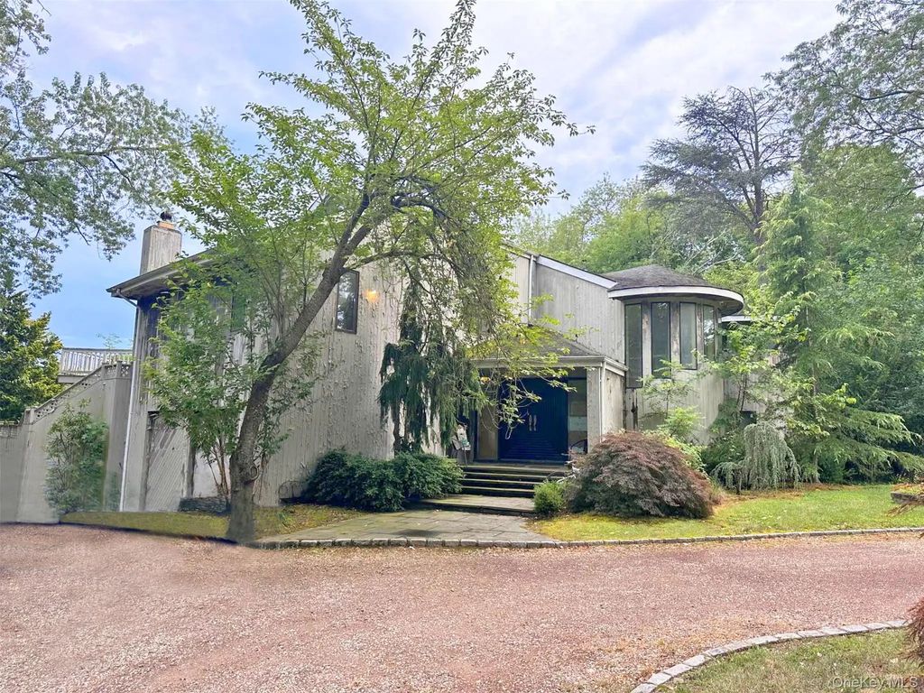 6 Bostwick Lane, Old Westbury