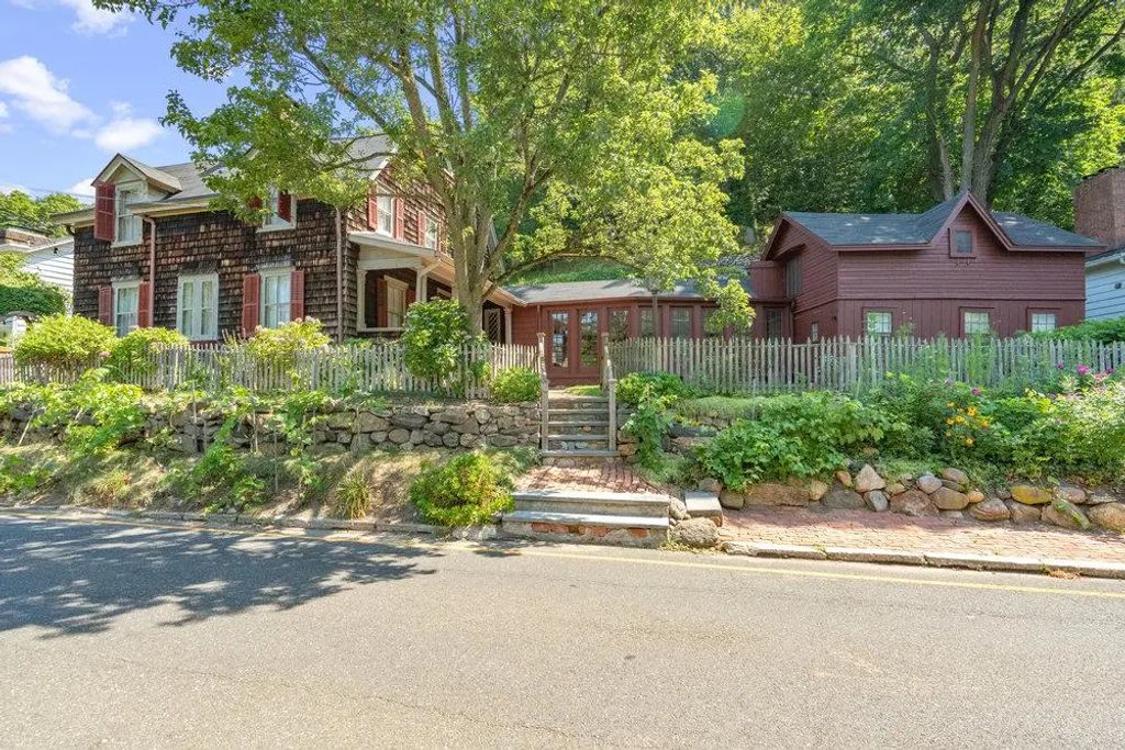 157 E Broadway, Roslyn