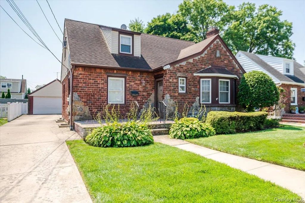 715 Iris Street, Franklin Square