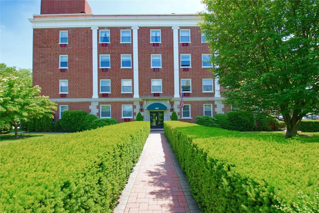 360 Stewart Avenue 3b, Garden City