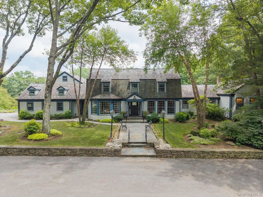 4 Clock Tower Lane, Old Westbury