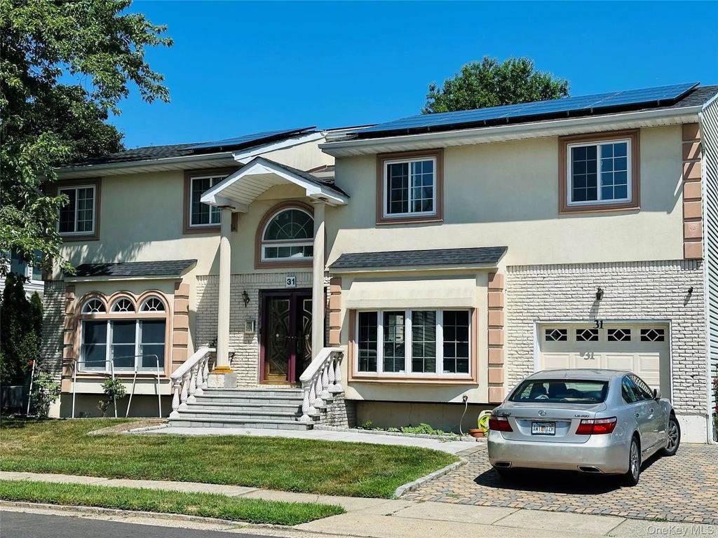31 Woodward Street, Roslyn Heights