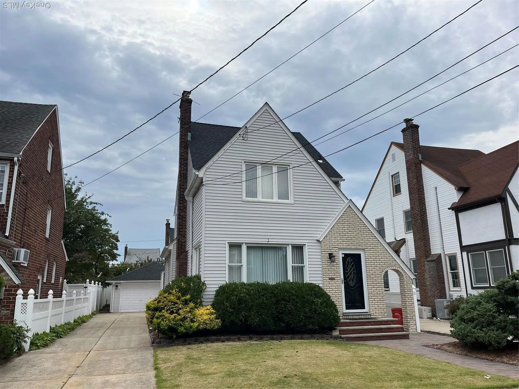 463 Macatee Place, Mineola
