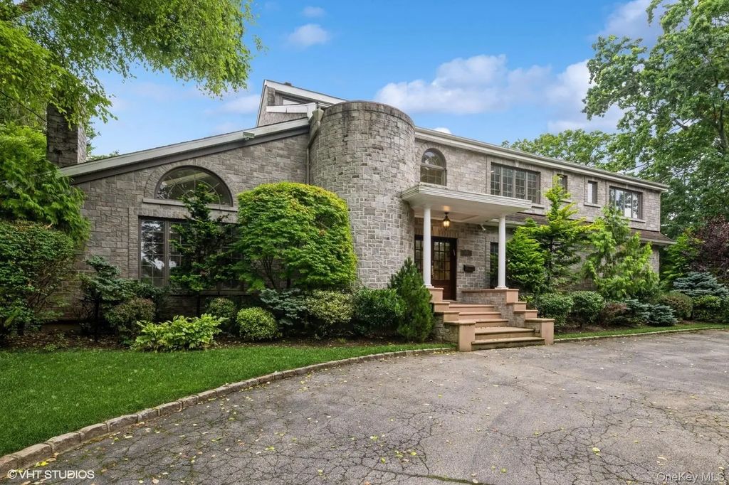 835 Barberry Lane, Woodsburgh