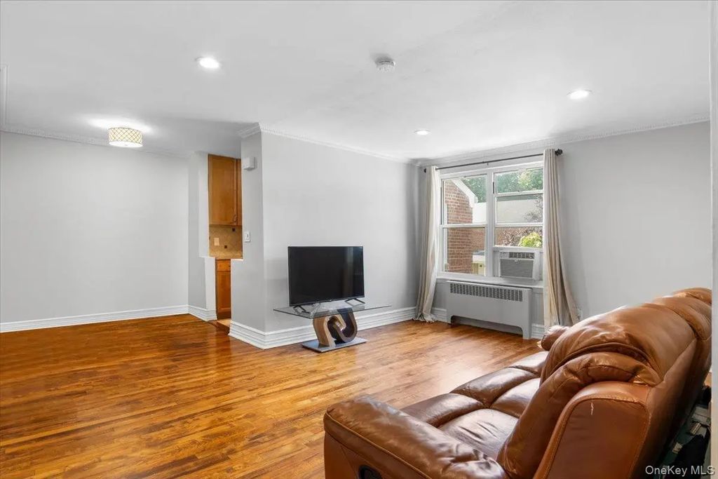 77 Edwards Street 2a, Roslyn Heights