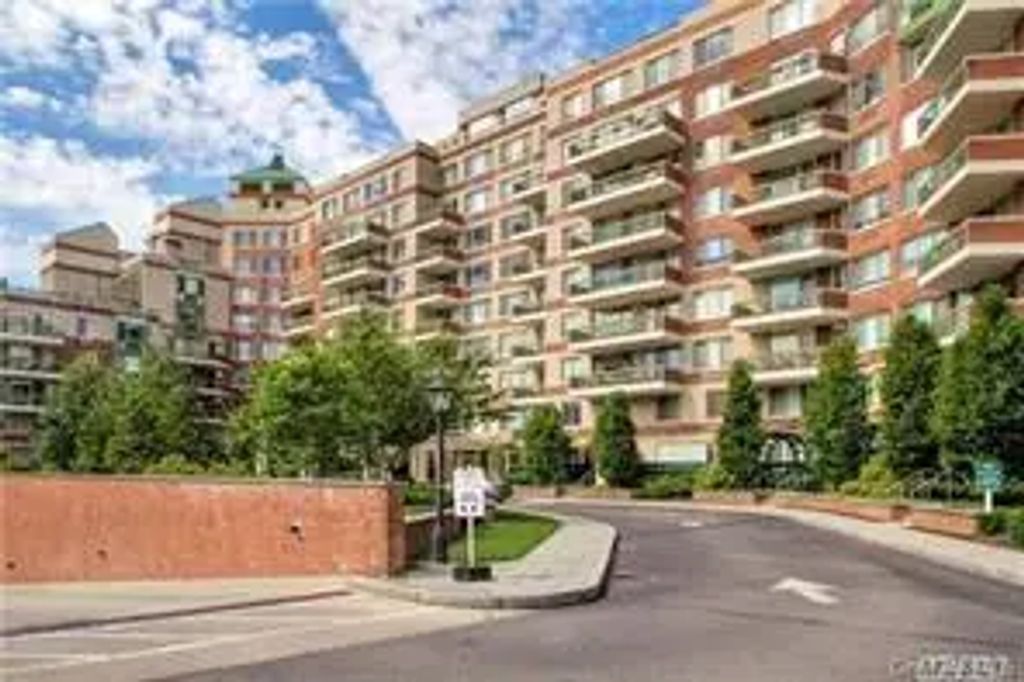 100 Hilton Avenue 803e, Garden City