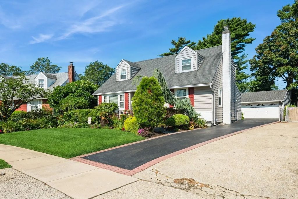 814 Surrey Drive, East Meadow