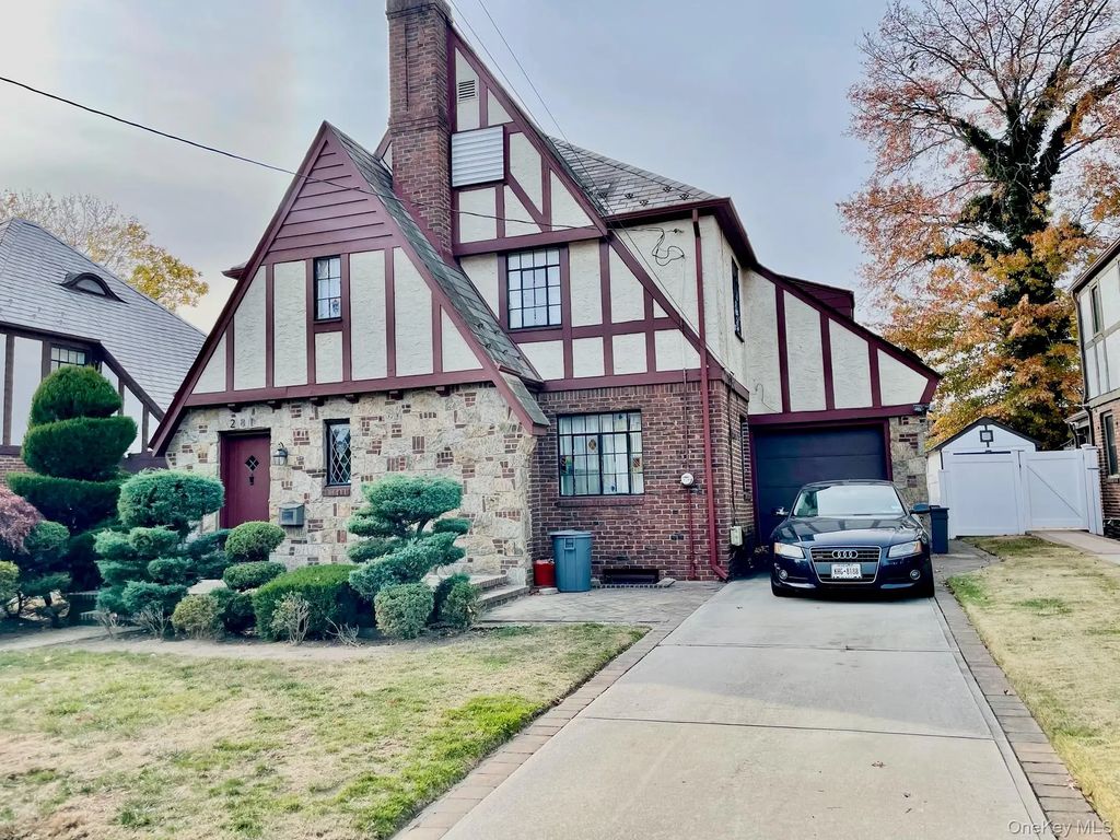 281 Kilburn Road S, Garden City South