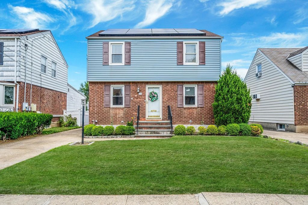 314 White Road, Mineola