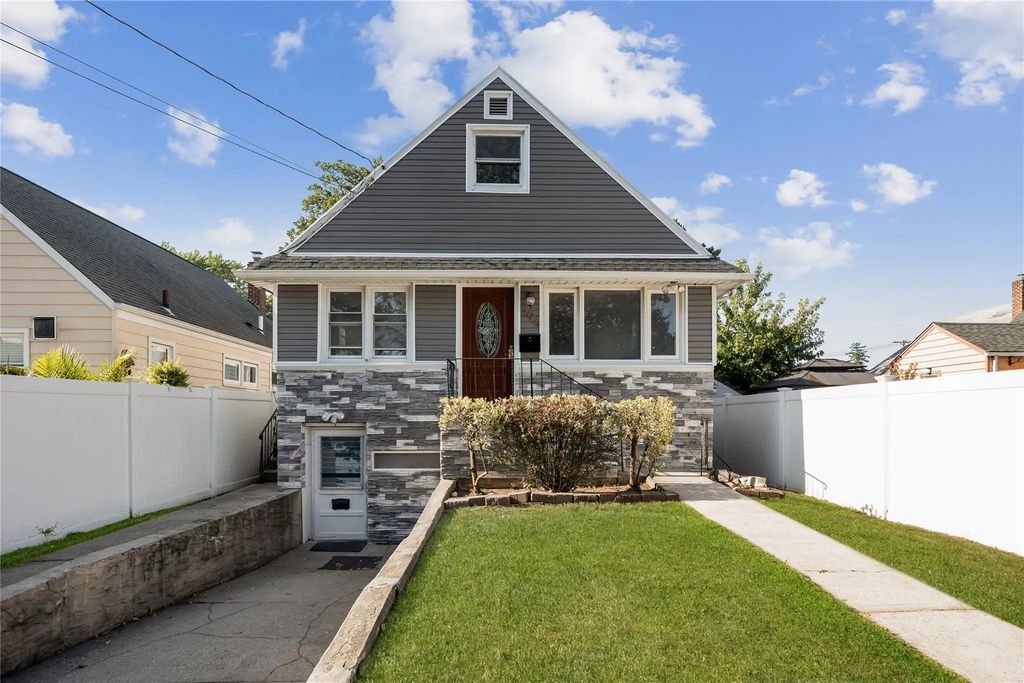 594 Fenworth Boulevard, Franklin Square