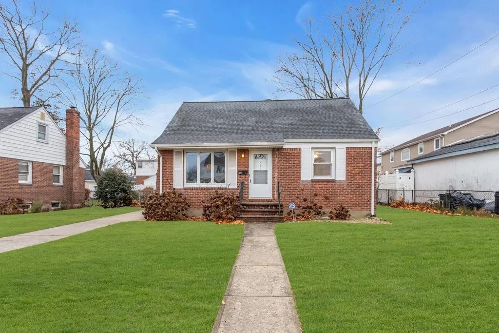 572 Maitland Street, East Meadow