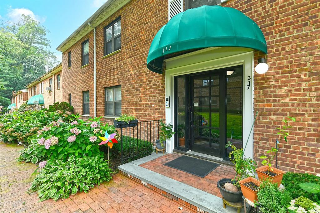 317 Main Street A, Roslyn Heights