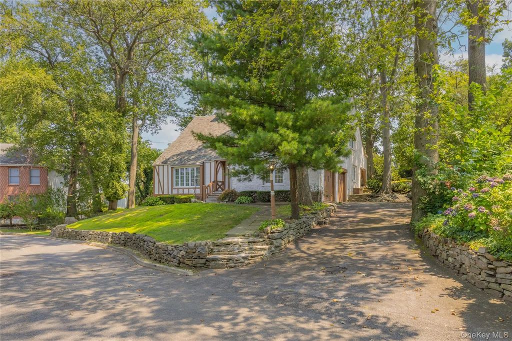 4 Bobolink Place, Yonkers