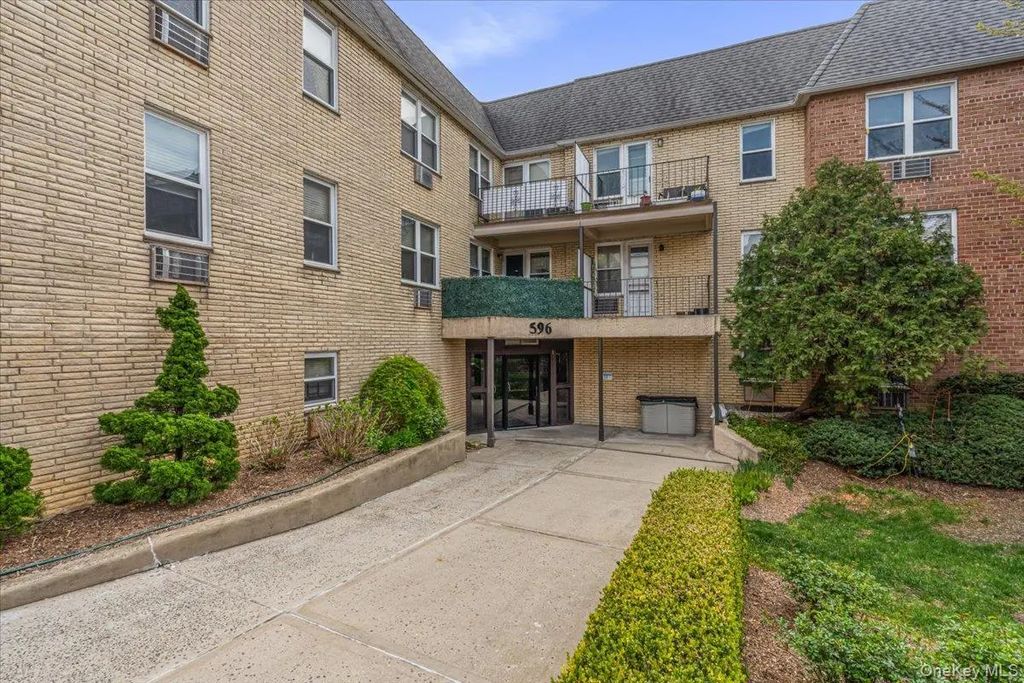 596 Broadway 10a, Lynbrook