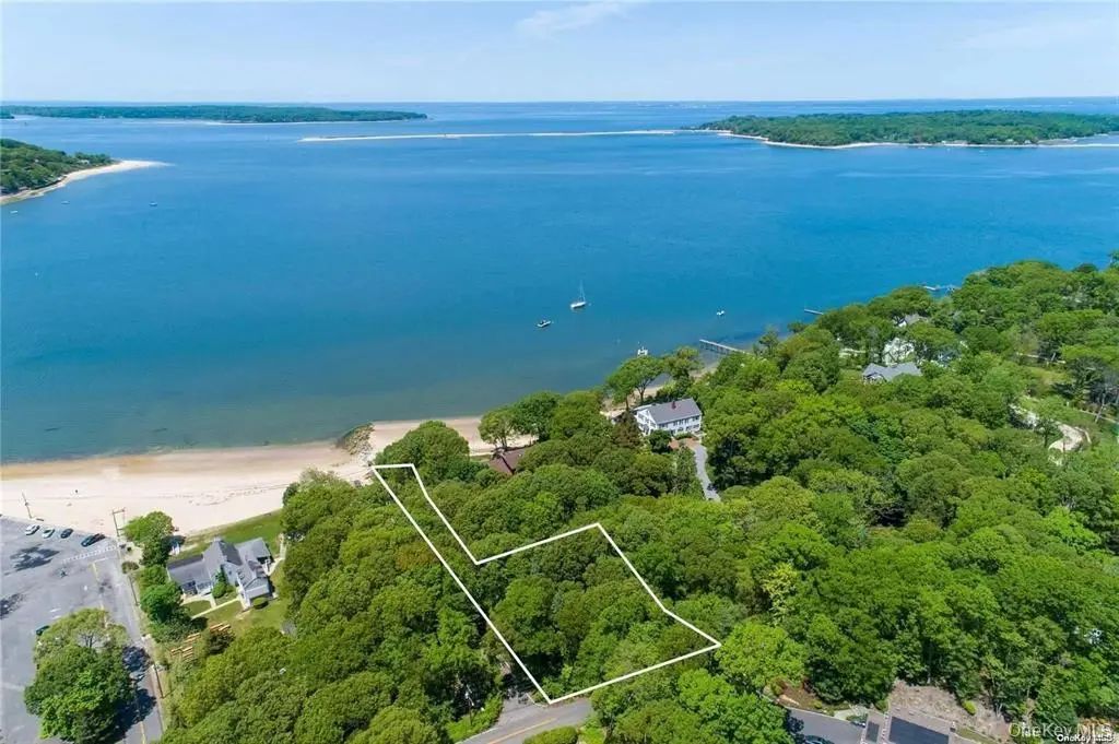 Little Neck Road, Centerport