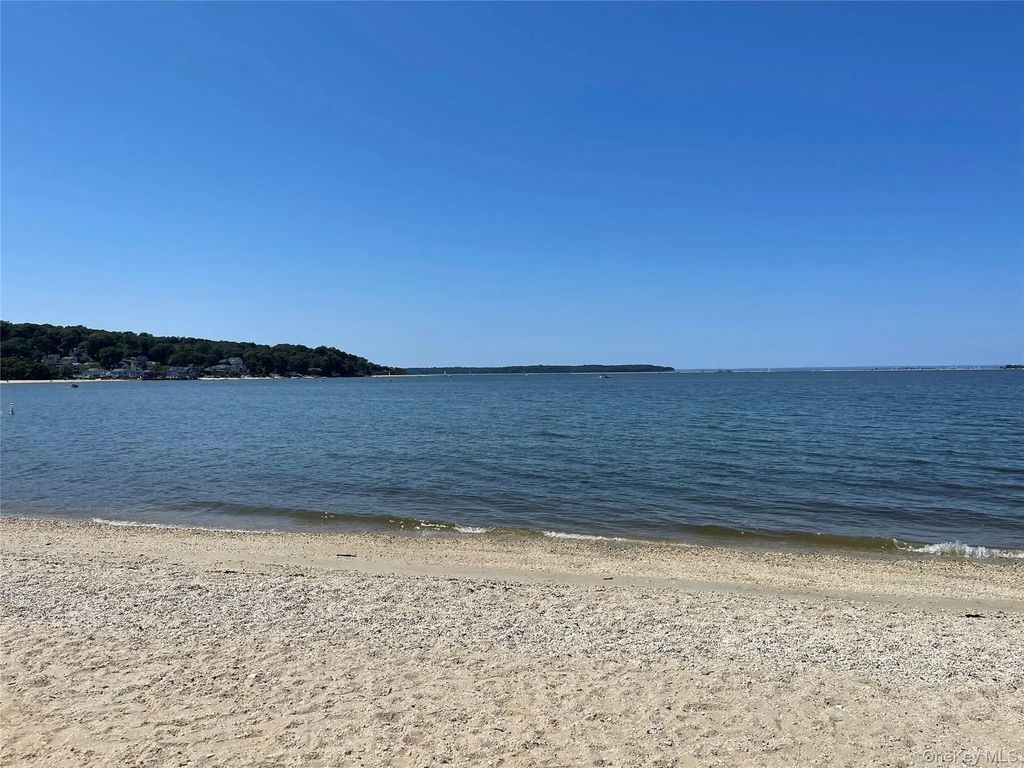 Little Neck Road, Centerport