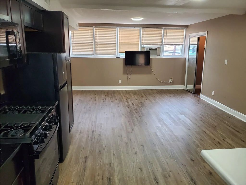 524 Merrick Road 2nd Fl, Lynbrook