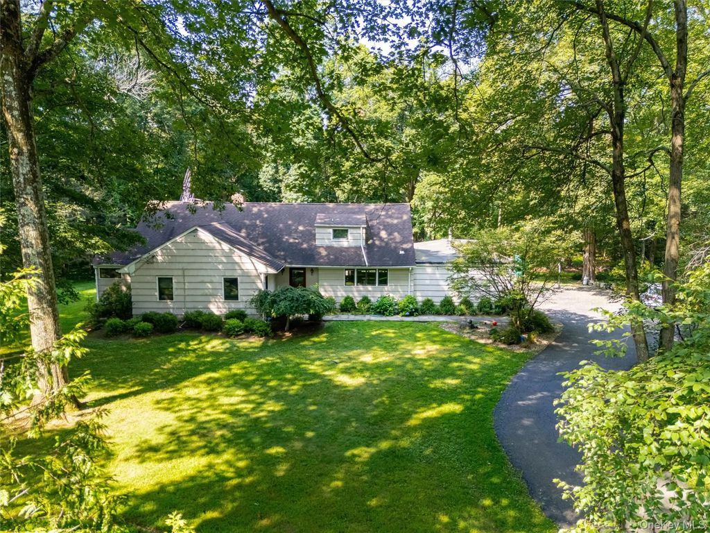 6 Algonquin Drive, Chappaqua