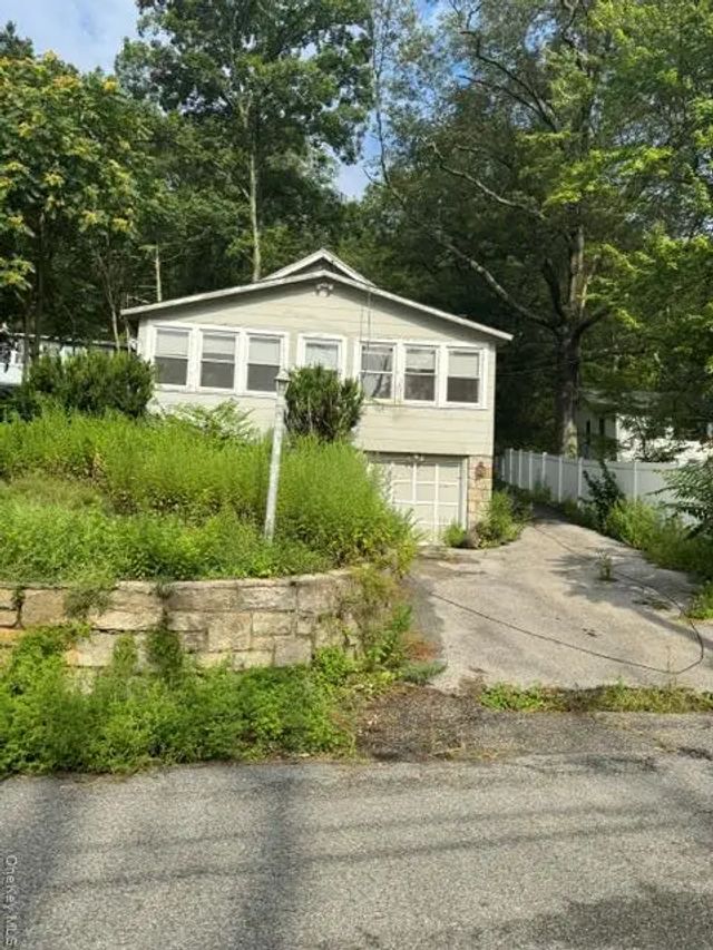 157 Tanglewylde Road, Lake Peekskill