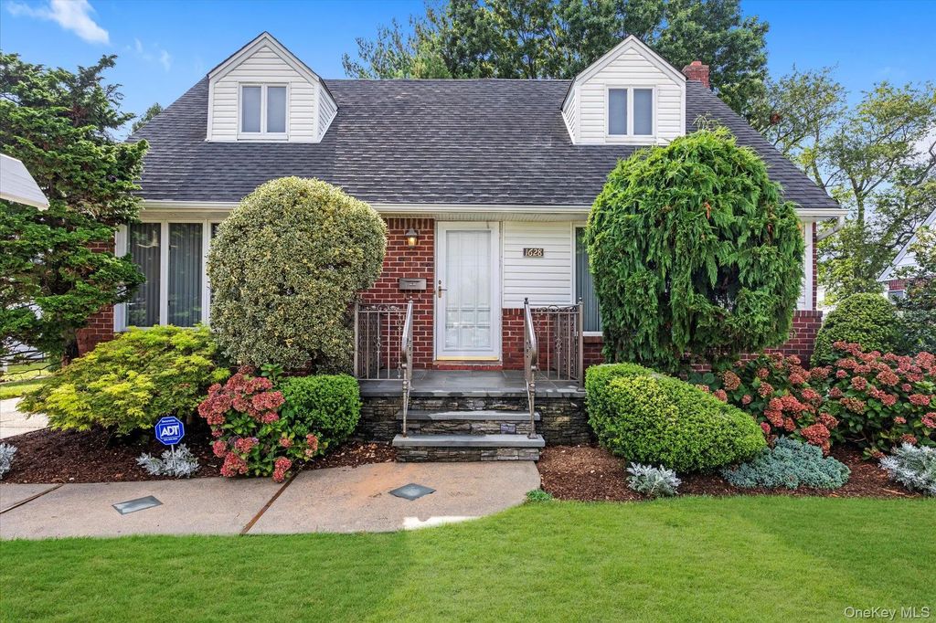 1628 Oswego Street, East Meadow
