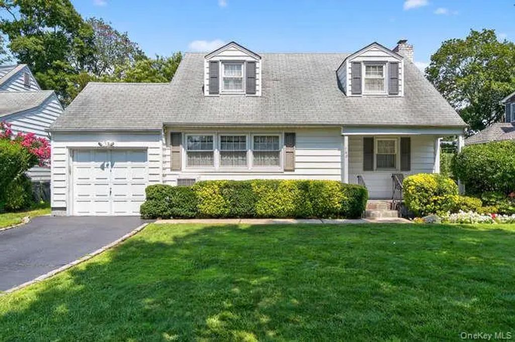 165 Locust Street, Garden City