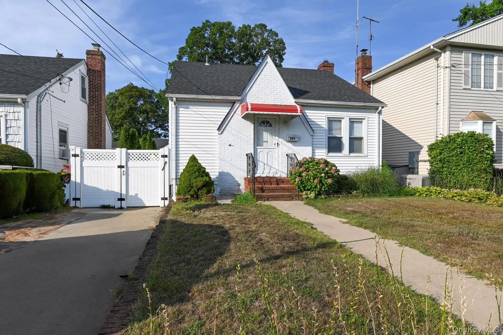 899 Adams Avenue, Franklin Square