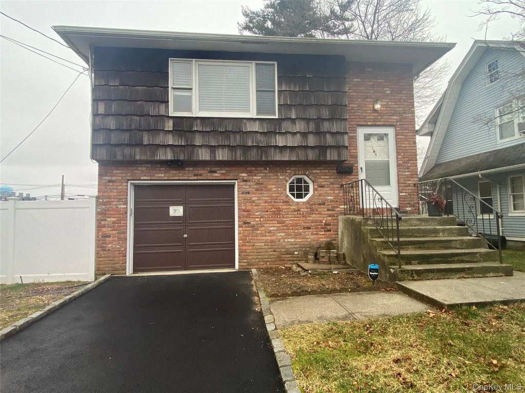 165 Banbury Road, Mineola