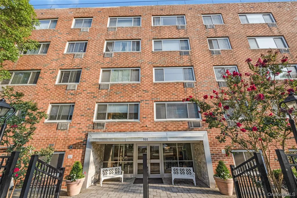 101 Clinton Avenue 1a, Mineola