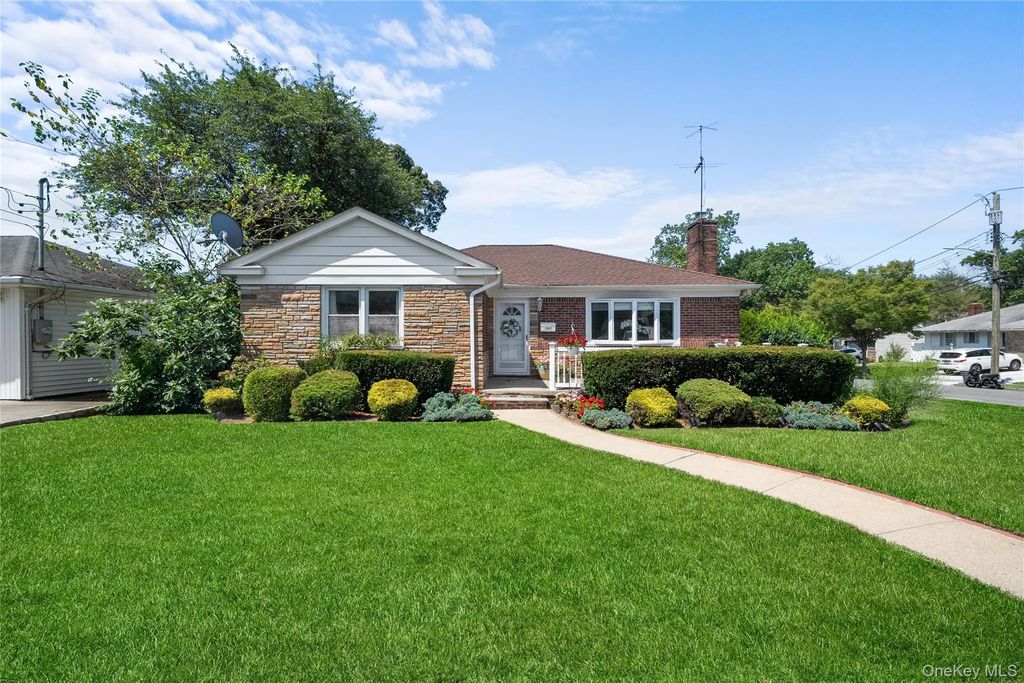 1082 N Grove Street, Valley Stream