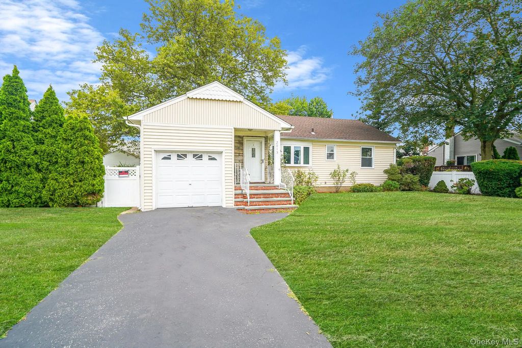 2013 Central Dr N, East Meadow