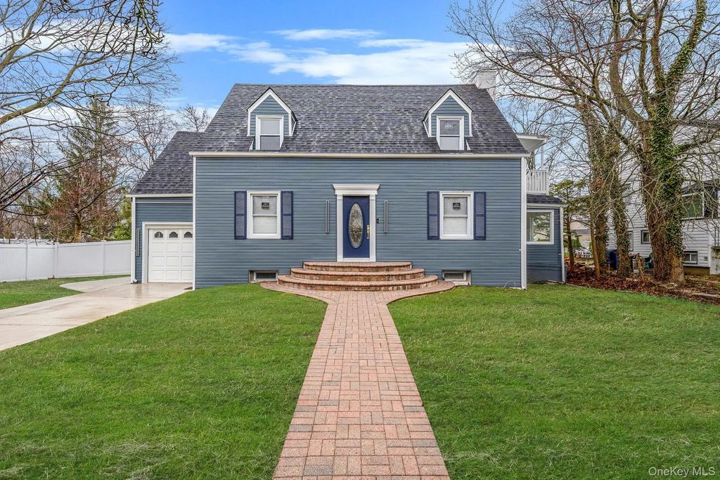 255 Moore Avenue, Freeport