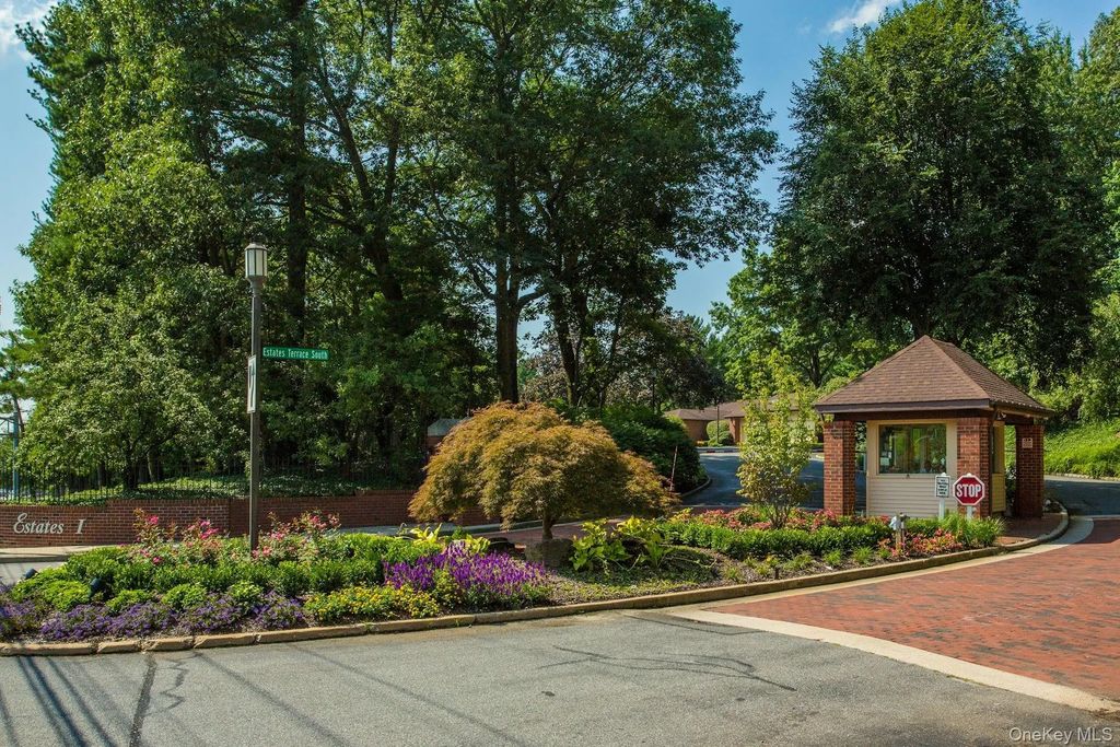 211 Hornbill Drive, Manhasset