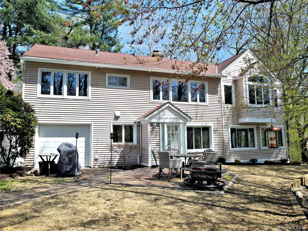 216 Woodhampton Drive, White Plains