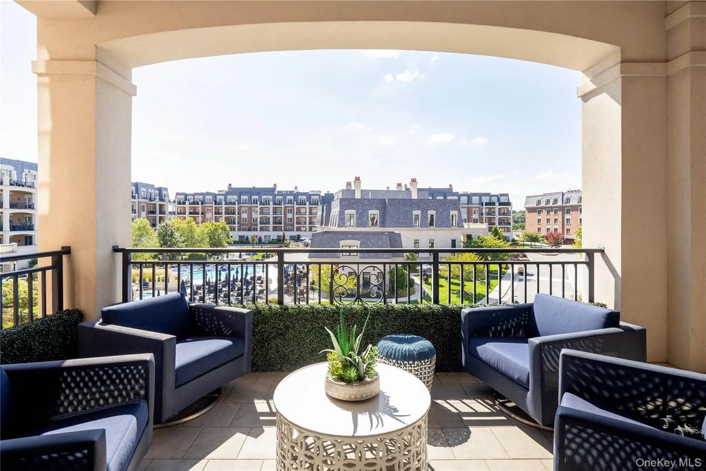 2000 Royal Court # 2103/2105, North Hills