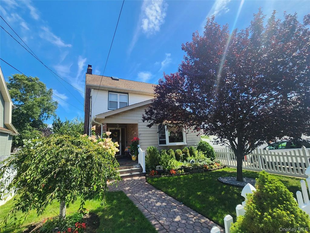 85 Oakland Avenue, Lynbrook