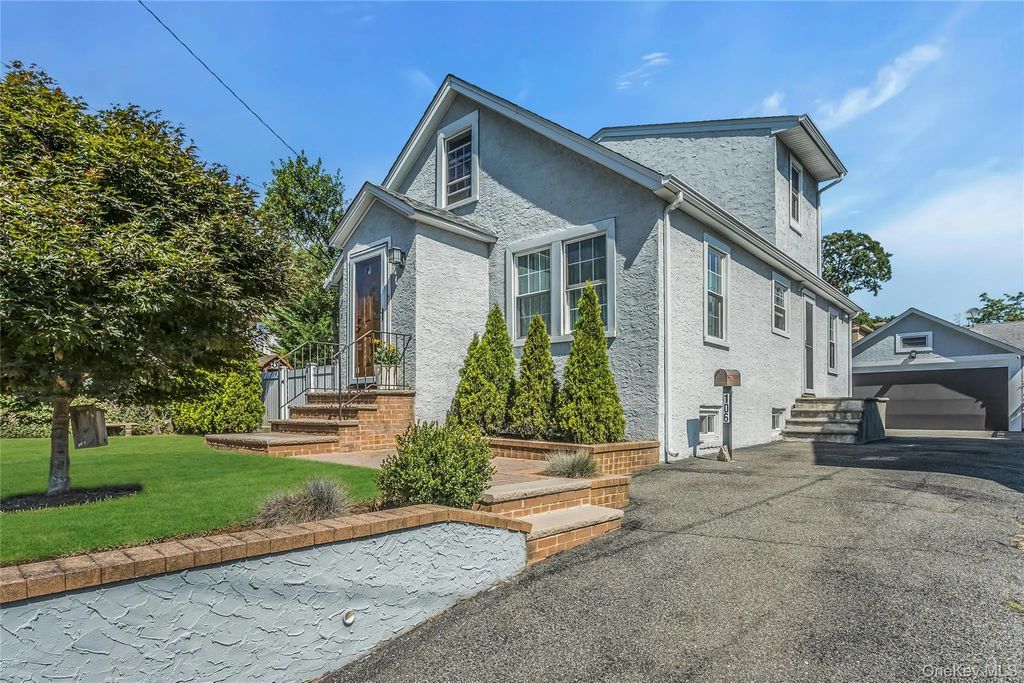 106 Scarcliffe Drive, Malverne