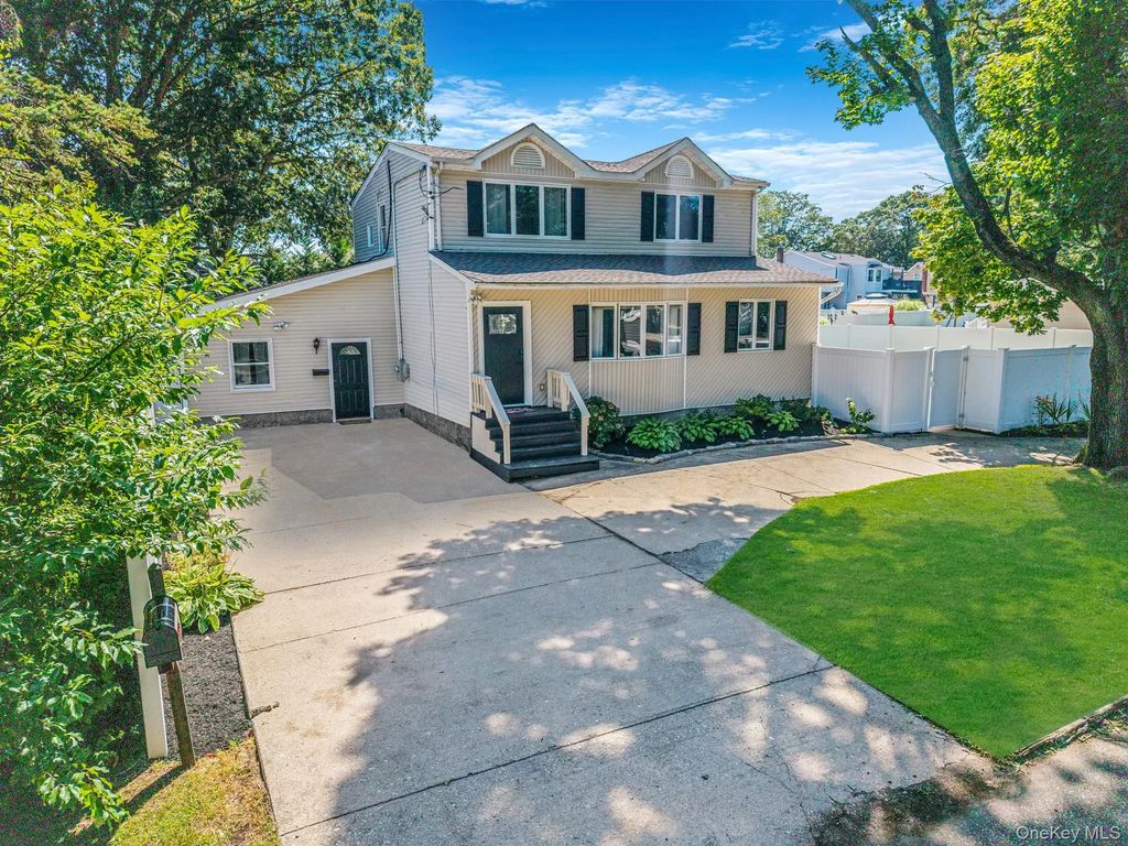 10 Roy Avenue, West Islip