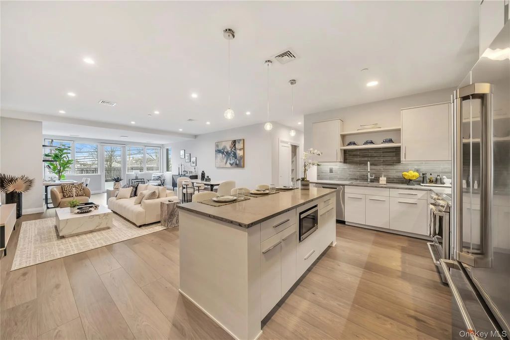101 Searing Avenue 408, Mineola