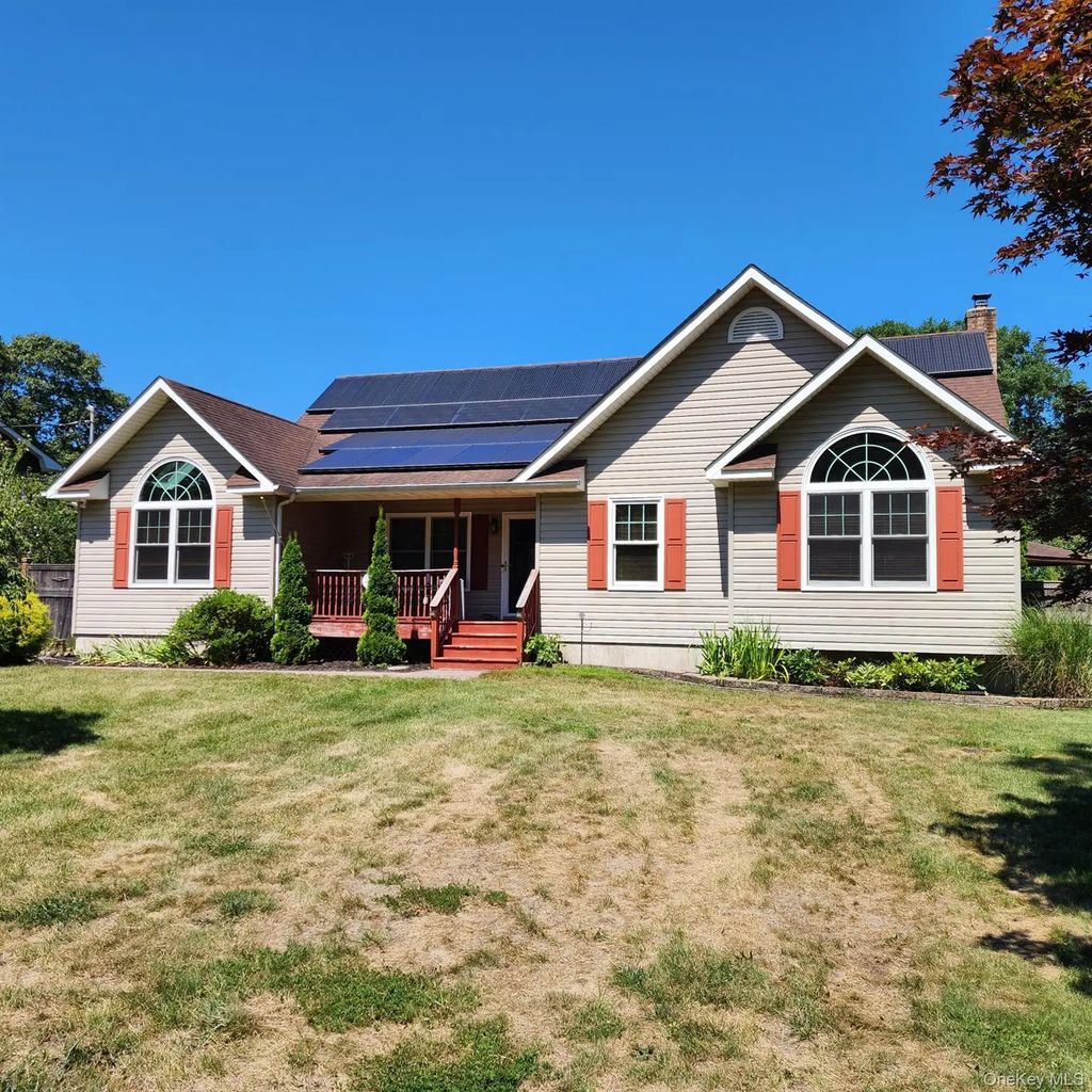 289 Carleton Drive E, Shirley
