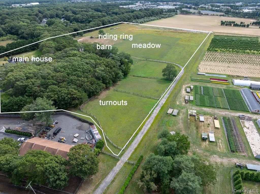 1535 Middle Road, Calverton