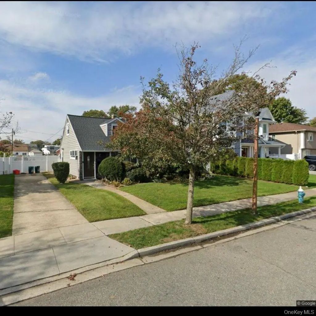 658 Wyngate Drive E, Valley Stream