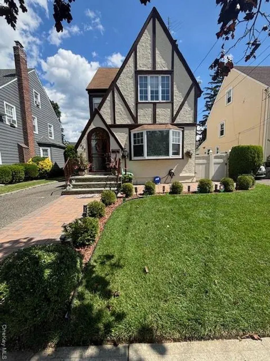 456 Macatee Place, Mineola