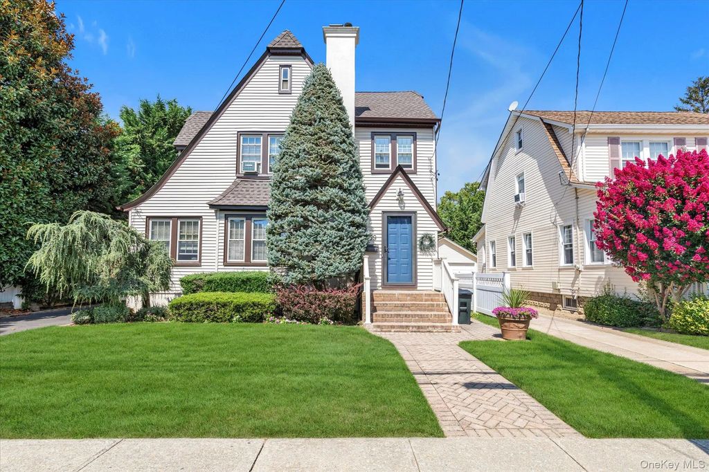 59 Manor Road, Lynbrook